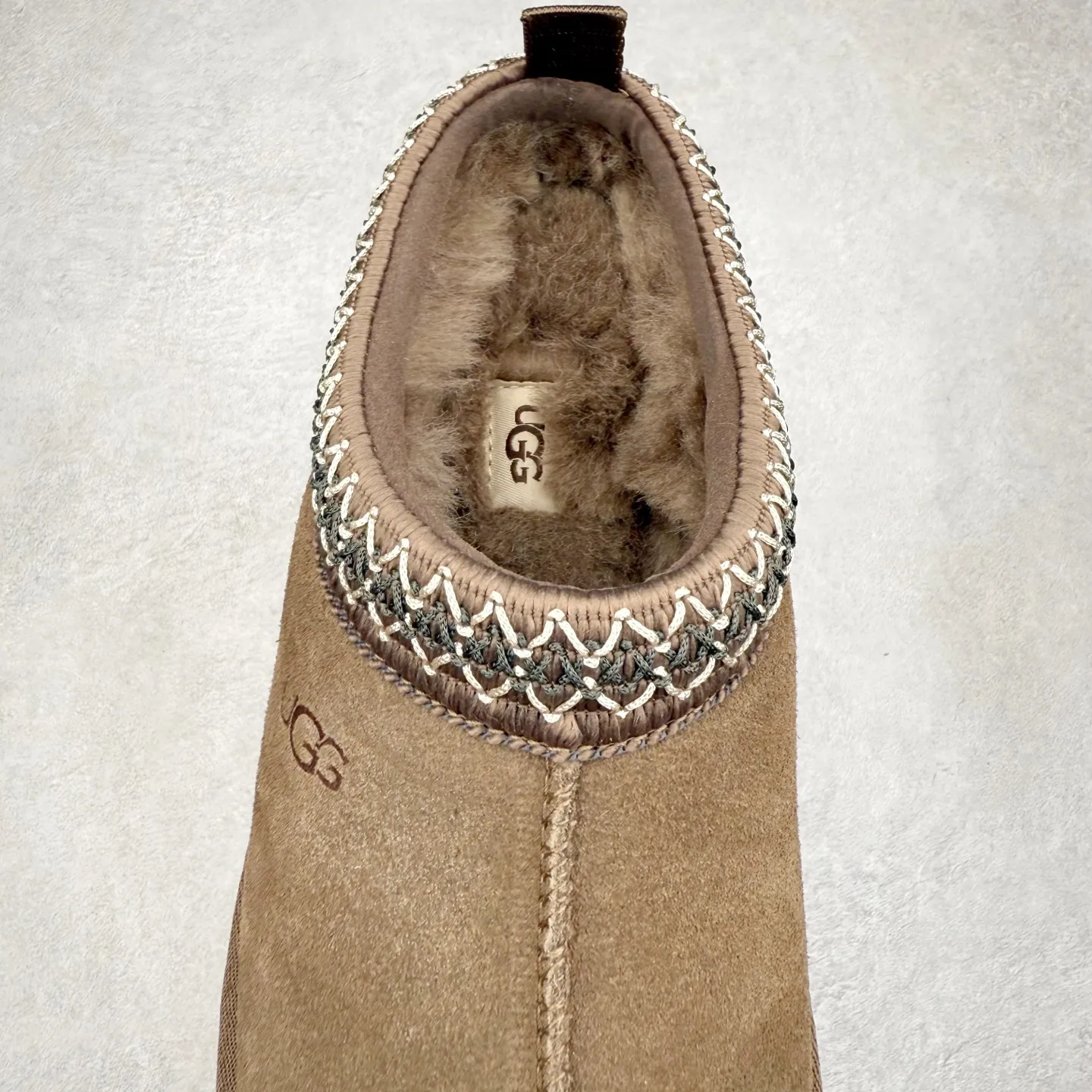 Pick up locally 💰520 UGG 2553 Classic autumn and winter sheepskin and fur integrated snow boots. All shoes are made of ZP. Longfeng A-grade Australian imported sheepskin and fur integrated brand OEM production line. Fully follow the ZP process. OEM original pattern maker. Adhering to the principle of no original shoe development and selection. Pay attention to every detail. The most authentic version on the market. TREADLITE "Light Wing" technology outsole. Lightweight/durable/flexible/pile type size: 35 36 37 38 39 40 Coding: by2936060